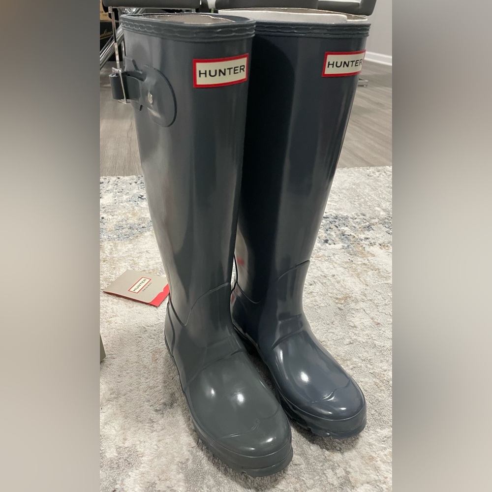 Brand New in Box HUNTER Tall high gloss boots. Grey size 5 Women’s